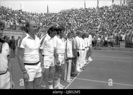 Bucarest, Romania, 1979. I tennisti rumeni Dimitru Haradau, Ilie Nastase, Traian Marcu & Marian Marza, con l'allenatore Gheorghe Viziru, prima di una partita contro la Svezia nel torneo di Coppa Davis. Foto Stock