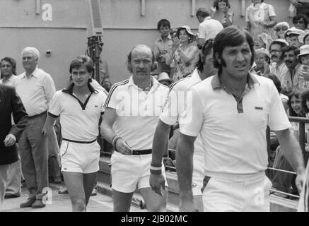 Bucarest, Romania, 1979. I giocatori di tennis rumeni Dimitru Haradau, Ilie Nastase, Traian Marcu & Marian Marza entrano nell'arena per una partita contro la Svezia nel torneo di Coppa Davis. Foto Stock