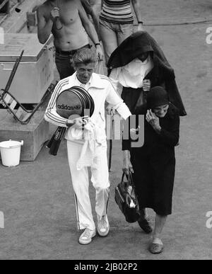 Allenatore di tennis rumeno Gheorghe Viziru con la sua mamma anziana, 1979 Foto Stock