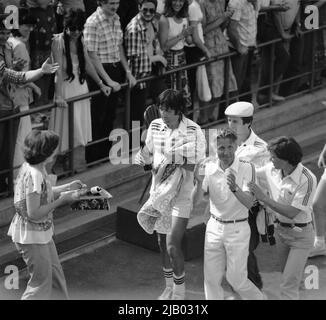 Bucarest, Romania, 1979. Allenatore Gheorghe Viziru e giocatore Ilie Nastase (a sinistra), al termine di una partita contro la Svezia nel torneo di tennis della Coppa Davis. Foto Stock