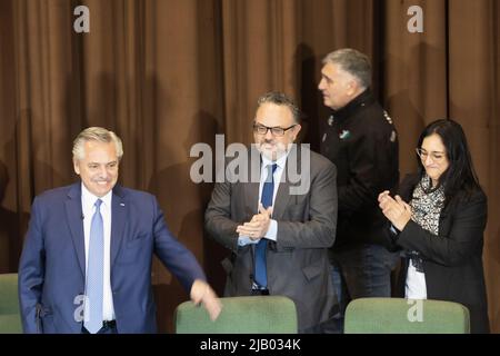 Buenos Aires, Argentina. 01st giugno 2022. Il Presidente della Nazione Alberto Fernández (L) che giunge all'atto della Confederazione delle unioni Industriali della Repubblica Argentina per il 77th° anniversario della fondazione dell'Unione della Meccanica e del trasporto automobilistico alleato (SMATA, nel suo acronimo spagnolo). (Foto di Esteban Osorio/Pacific Press) Credit: Pacific Press Media Production Corp./Alamy Live News Foto Stock