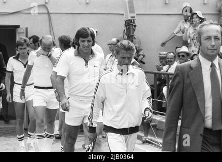 Bucarest, Romania, 1979. Squadra rumena che entra nell'arena per una partita contro la Svezia nel torneo di tennis della Coppa Davis. Secondo da destra, allenatore Gheorghe Viziru, seguito dai giocatori Dimitru Haradau, Ilie Nastase (non visibile), Traian Marcu & Marian Marza. Foto Stock