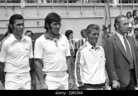 Bucarest, Romania, 1979. Squadra rumena in campo per una partita contro la Svezia nel torneo di tennis della Coppa Davis. Giocatori Ilie Nastase, Dimitru Haradau, allenatore Gheorghe Viziru. Foto Stock