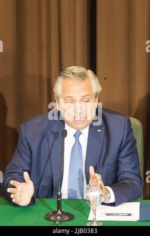 Buenos Aires, Argentina. 01st giugno 2022. Il Presidente della Nazione Alberto Fernández ha partecipato all'atto della Confederazione delle unioni Industriali della Repubblica Argentina in occasione del 77th° anniversario della fondazione dell'Unione della Meccanica e del trasporto automobilistico alleato (SMATA, nel suo acronimo spagnolo) (Foto di Esteban Osorio/Pacific Press) credito: Pacific Press Media Production Corp./Alamy Live News Foto Stock