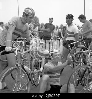 Romania, circa 1975. Gruppo di ciclisti professionisti prima di una gara. Foto Stock