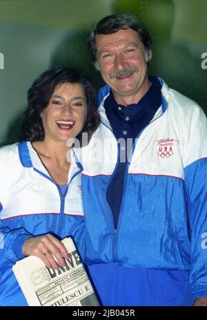 Ginnastica rumena Nadia Comaneci e allenatore Béla Károlyi a Los Angeles, CA, USA, circa 1993 Foto Stock