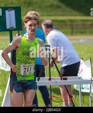 Mid-Ulster atleta maschile nordirlandese a media distanza Nick Griggs che corre 1500m gara al Mary Peters Track Belfast.. Foto Stock