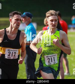 Mid-Ulster atleta maschile nordirlandese a media distanza Nick Griggs che corre 1500m gara al Mary Peters Track Belfast.. Foto Stock