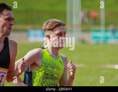 Mid-Ulster atleta maschile nordirlandese a media distanza Nick Griggs che corre 1500m gara al Mary Peters Track Belfast.. Foto Stock