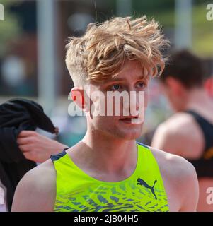 Mid-Ulster atleta maschile nordirlandese a media distanza Nick Griggs che corre 1500m gara al Mary Peters Track Belfast.. Foto Stock