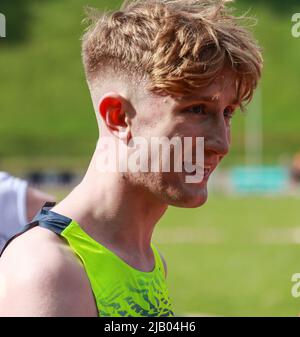 Mid-Ulster atleta maschile nordirlandese a media distanza Nick Griggs che corre 1500m gara al Mary Peters Track Belfast.. Foto Stock