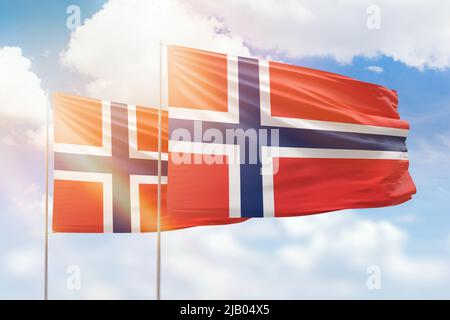 Cielo azzurro soleggiato e bandiere di norvegia e norvegia Foto Stock