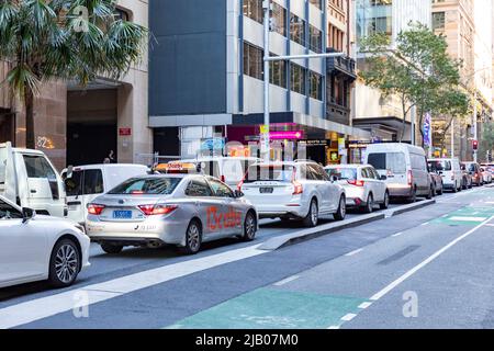 Traffico auto congestione nel centro di Sydney lungo Pitt Street, mentre la pista ciclabile rimane sottoutilizzata, Sydney CBD, NSW, Australia Foto Stock