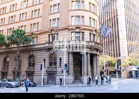 Radisson Plaza Hotel nel centro di Sydney e nel CBD, NSW, Australia con la sua facciata in pietra e l'esterno Foto Stock