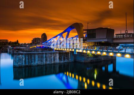 New Johnson Street Bridge a Victoria Harbour - con superba bicicletta off-Street dedicata e passerella pedonale - aperto al traffico il 31 marzo 2018 Foto Stock