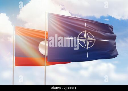 Cielo azzurro soleggiato e bandiere della nato e del laos Foto Stock