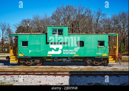 Burlington Northern Railroad Train caboose in verde nel cuore del Dixie Railroad Museum a Calera Alabama, USA. Foto Stock