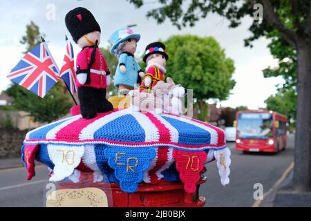 Londra, Regno Unito. 1st giugno 2022. Un topper da cartolina a tema giubilare celebra i 70 anni del regno di sua Maestà la Regina. A Wallington, nel sud di Londra, compaiono due corgis e due guardie reali a maglia accanto alla regina su una casella postale. La creazione dei pezzi accovacciati divenne popolare durante i blocchi Covid tra la comunità di maglieria, mostrando le loro abilità, cercando di illuminare le strade, e anche di raccogliere soldi per cause meritevoli. Credit: Undicesima ora Fotografia/Alamy Live News Foto Stock