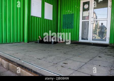 Soledar, Ucraina. 01st giugno 2022. (NOTA DEI REDATTORI: L'immagine raffigura la morte)il corpo di una donna morta che è stata uccisa da un attacco di bomba a grappolo giace a terra oltre all'ingresso di un supermercato. Soledar è una città nella regione di Donetsk che è stata martellata dall'artiglieria russa mentre si trova lungo la strada cruciale che conduce fuori di Severodonetsk assediata. (Foto di Rick Mave/SOPA Images/Sipa USA) Credit: Sipa USA/Alamy Live News Foto Stock