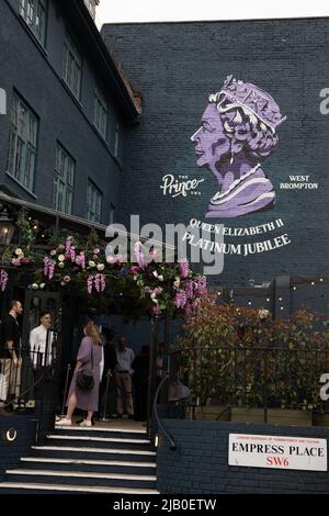 Londra, Regno Unito. IST giugno 2022. Un ritratto della Regina è stato dipinto su un pub per segnare il Giubileo del platino di sua Maestà. Credit: Kiki Streitberger / Alamy Live News Foto Stock