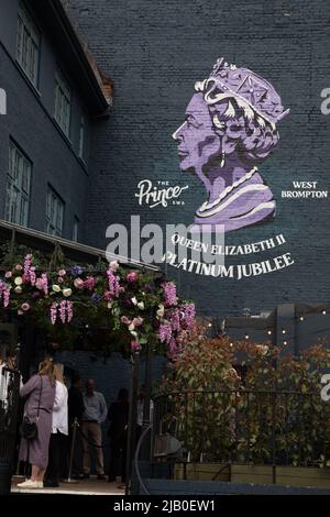 Londra, Regno Unito. IST giugno 2022. Un ritratto della Regina è stato dipinto su un pub per segnare il Giubileo del platino di sua Maestà. Credit: Kiki Streitberger / Alamy Live News Foto Stock