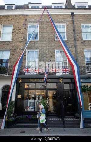 Londra, Regno Unito. IST giugno 2022. Un negozio è stato decorato per celebrare il Giubileo del platino della Regina. Credit: Kiki Streitberger / Alamy Live News Foto Stock