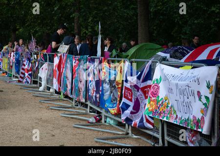 Londra, Regno Unito. IST giugno 2022. I tifosi reali sono venuti al Mall per salvare un posto di primo piano per l'evento Platinum Jubilee di domani, per celebrare i 70 anni in trono della Regina Elisabetta II. Credit: Kiki Streitberger / Alamy Live News Foto Stock