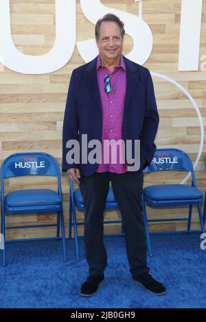 Los Angeles, CA. 1st giugno 2022. Jon Lovitz al Netflix World Premiere of Hustle al Westwood Regency Village Theatre di Los Angeles, California, il 1 giugno 2022. Credit: Faye Sadou/Media Punch/Alamy Live News Foto Stock