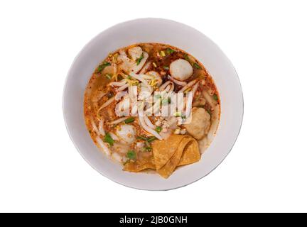 Spicciate noodle con ago d'argento zuppa cinese o spicciate spilla d'argento zuppa cinese (zuppa Tom yum giam II) con palle di pesce, polpette di gamberi, maiale, vapore Foto Stock