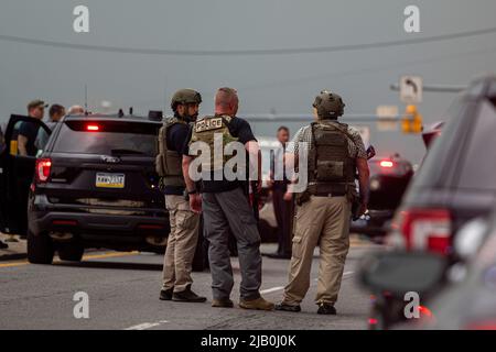 Pittston, Stati Uniti. 01st giugno 2022. I membri delle forze dell'ordine si riuniscono mentre cercano un sospetto di sparo. I rapporti di uno sparatutto attivo in un Walmart si sono trasformati in un tiro in un Salon Nail adiacente. I rapporti hanno portato fuori le forze dell'ordine da più contee, polizia di Stato e sicurezza interna. Lo sparatutto sparò all'interno del salone colpendo una donna e poi fuggì dalla scena dove la polizia lo cercava. Credit: SOPA Images Limited/Alamy Live News Foto Stock