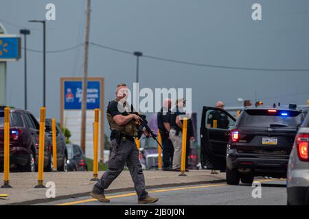 Pittston, Stati Uniti. 01st giugno 2022. Un ufficiale di polizia porta un fucile mentre cerca un pistolero. I rapporti di uno sparatutto attivo in un Walmart si sono trasformati in un tiro in un Salon Nail adiacente. I rapporti hanno portato fuori le forze dell'ordine da più contee, polizia di Stato e sicurezza interna. Lo sparatutto sparò all'interno del salone colpendo una donna e poi fuggì dalla scena dove la polizia lo cercava. Credit: SOPA Images Limited/Alamy Live News Foto Stock