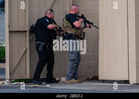 Pittston, Stati Uniti. 01st giugno 2022. La polizia cerca un Burger King per un sospetto di sparare. I rapporti di uno sparatutto attivo in un Walmart si sono trasformati in un tiro in un Salon Nail adiacente. I rapporti hanno portato fuori le forze dell'ordine da più contee, polizia di Stato e sicurezza interna. Lo sparatutto sparò all'interno del salone colpendo una donna e poi fuggì dalla scena dove la polizia lo cercava. Credit: SOPA Images Limited/Alamy Live News Foto Stock