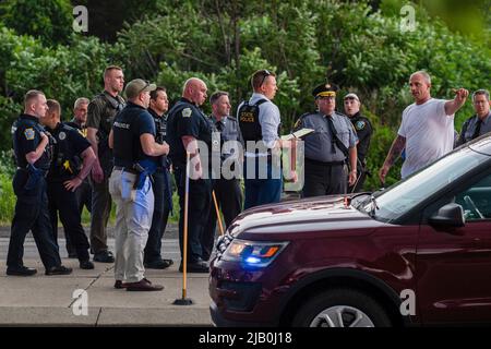 Pittston, Stati Uniti. 01st giugno 2022. Un uomo parla alla polizia dopo che uno sparatutto attivo è fuggito. I rapporti di uno sparatutto attivo in un Walmart si sono trasformati in un tiro in un Salon Nail adiacente. I rapporti hanno portato fuori le forze dell'ordine da più contee, polizia di Stato e sicurezza interna. Lo sparatutto sparò all'interno del salone colpendo una donna e poi fuggì dalla scena dove la polizia lo cercava. Credit: SOPA Images Limited/Alamy Live News Foto Stock