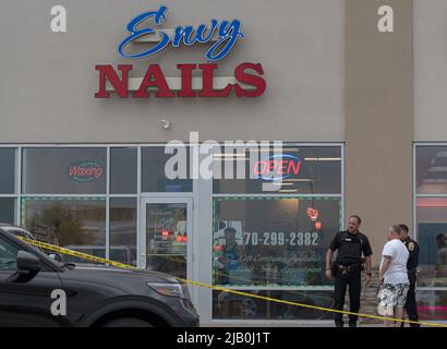 Pittston, Stati Uniti. 01st giugno 2022. La polizia indaga su un tentato omicidio a un Salon Nail. I rapporti di uno sparatutto attivo in un Walmart si sono trasformati in un tiro in un Salon Nail adiacente. I rapporti hanno portato fuori le forze dell'ordine da più contee, polizia di Stato e sicurezza interna. Lo sparatutto sparò all'interno del salone colpendo una donna e poi fuggì dalla scena dove la polizia lo cercava. Credit: SOPA Images Limited/Alamy Live News Foto Stock