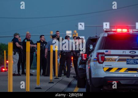 Pittston, Stati Uniti. 01st giugno 2022. La polizia blocca fuori dall'autostrada mentre cerca un sospetto di sparo. I rapporti di uno sparatutto attivo in un Walmart si sono trasformati in un tiro in un Salon Nail adiacente. I rapporti hanno portato fuori le forze dell'ordine da più contee, polizia di Stato e sicurezza interna. Lo sparatutto sparò all'interno del salone colpendo una donna e poi fuggì dalla scena dove la polizia lo cercava. (Foto di Aimee Dilger/SOPA Images/Sipa USA) Credit: Sipa USA/Alamy Live News Foto Stock