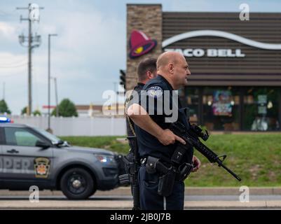 Pittston, Stati Uniti. 01st giugno 2022. La polizia con fucili si guarda in piedi dopo che un pistolero fuggì. I rapporti di uno sparatutto attivo in un Walmart si sono trasformati in un tiro in un Salon Nail adiacente. I rapporti hanno portato fuori le forze dell'ordine da più contee, polizia di Stato e sicurezza interna. Lo sparatutto sparò all'interno del salone colpendo una donna e poi fuggì dalla scena dove la polizia lo cercava. (Foto di Aimee Dilger/SOPA Images/Sipa USA) Credit: Sipa USA/Alamy Live News Foto Stock