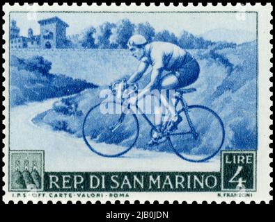 Ciclista su un francobollo sammarinese del 1953 Foto Stock