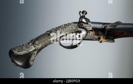 Pistola FIIntlock da una coppia di piante scrunging sconosciuto Foto Stock