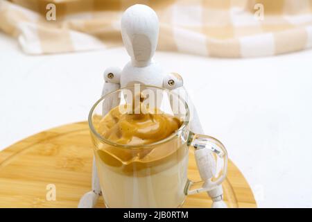 Caffè Dalgona caffè istantaneo o espresso in polvere con zucchero. Messa a fuoco selettiva Foto Stock