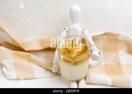 Ha montato il caffè Dalgona in una tazza di caffè chiara. Concetto di bevande coreane. Messa a fuoco selettiva Foto Stock