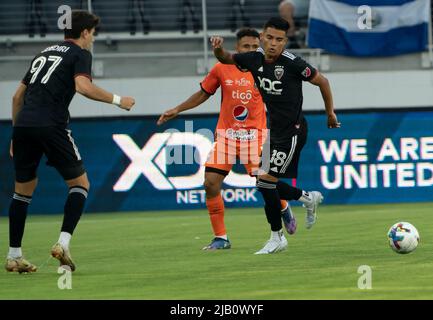 WASHINGTON, DC, USA - 01 GIUGNO 2022: Il centrocampista della DC United Jeremy Garay (18) invia un pass durante una partita della Capital Cup tra la D.C United (USA) e Aguila (SLV) il 01 2022 giugno, presso Audi Field, a Washington, DC. (Foto di Tony Quinn-Alamy Live News) Foto Stock