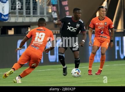 WASHINGTON, DC, USA - 01 GIUGNO 2022: Aguila Forward Fáider Burbano (19) si sposta verso il difensore della DC United Azdad Liadi (24) durante una partita di Capital Cup tra D.C United (USA) e Aguila (SLV) il 01 2022 giugno, presso Audi Field, a Washington, DC. (Foto di Tony Quinn-Alamy Live News) Foto Stock