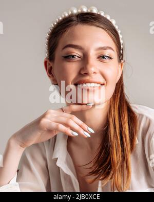 Ritratto di una donna felice. Primo piano di donna in umore allegro. Foto Stock