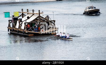 Berlino, Germania. 01st giugno 2022. La nave del progetto documenta 'cittadinanza' è trascinata attraverso il fiume Havel dal Club di canottaggio Tegelort. Per il progetto, la struttura del tetto del Centro d'Arte e Urbanismo di Berlino è stata ridisegnata come zattera. la cittadinanza è dotata di un sistema di pedalata e di canottaggio, nonché di sistemi di propulsione sostenibili e riciclati. Credit: Fabian Sommer/dpa/Alamy Live News Foto Stock