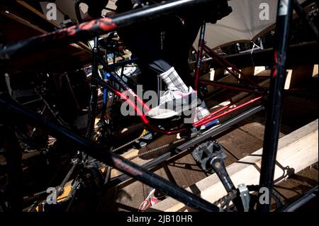 Berlino, Germania. 01st giugno 2022. La nave del progetto documenta 'cittadinanza' è alimentata, tra l'altro, da biciclette. Per il progetto, la struttura del tetto del Centro d'Arte e Studi urbani di Berlino è stata ridisegnata come zattera. la cittadinanza è dotata di un sistema di pedalata e di canottaggio, nonché di sistemi di propulsione sostenibili e riciclati. Credit: Fabian Sommer/dpa/Alamy Live News Foto Stock