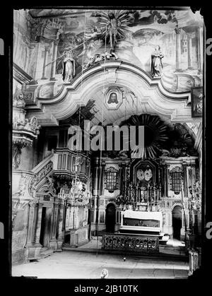Chiesa parrocchiale di San Szalowa. Trinità e Santa. Arcangelo Michele, interno del presbiterio, vista dalla navata centrale sconosciuta Foto Stock