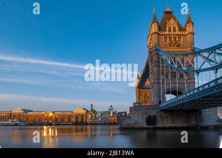 Tower Bridge all'alba. La luce soffusa dall'alba colpisce lo storico grado 1 combinato bascule e ponte sospeso sul Tamigi, Londra. Foto Stock