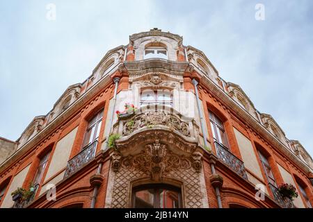 Tolosa, Francia. Maggio 23, 2022. Edificio in stile Art Nouveau in mattoni nella città rosa Foto Stock