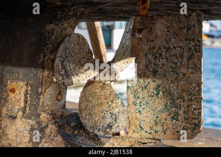 Arrugginito vecchio propulsore e timone, foto ravvicinata con fuoco selettivo Foto Stock