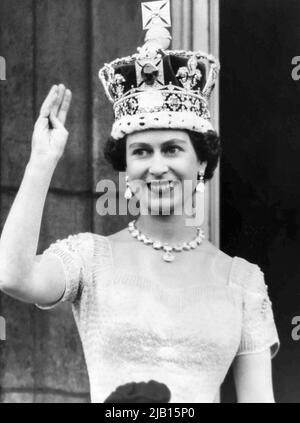 La regina Elisabetta II ondeggia dal balcone di Buckingham Palace dopo la sua incoronazione il 2 giugno 1953 a Londra, Inghilterra. Foto Stock